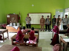 PEMBAGIAN PERDANA MAKAN BERGIZI GRTATIS SD BENDUNG II